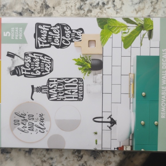 RoomMates removable and repositionable - Picture 1 of 5